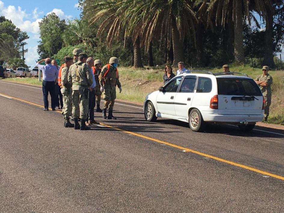 Patrullaje fronterizo en Cerro Largo, militares solicitando documentación