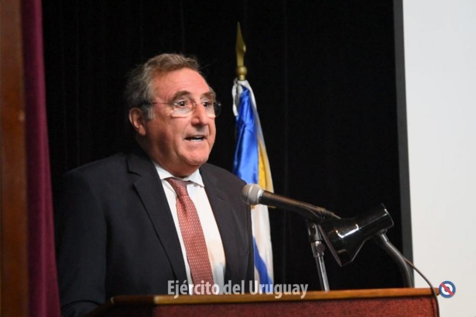 Ministro de Defensa, Armando Castaingdebat Ministro de Defensa, Dr. Armando Castaingdebat
