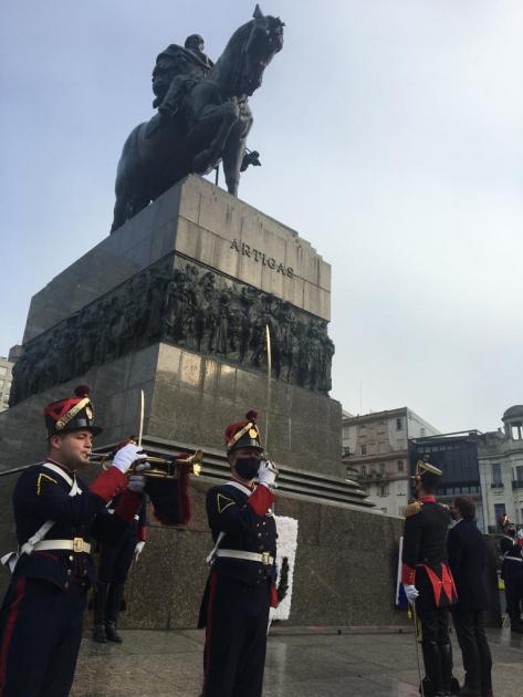 Autoridades en celebración del Natalicio de Artigas