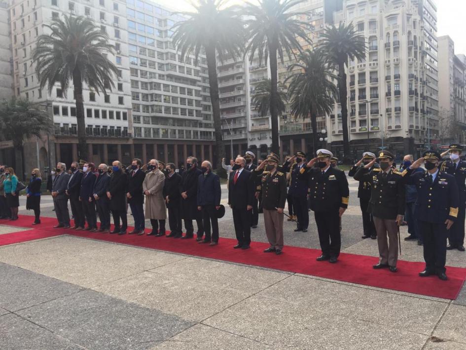 Autoridades en celebración del Natalicio de Artigas