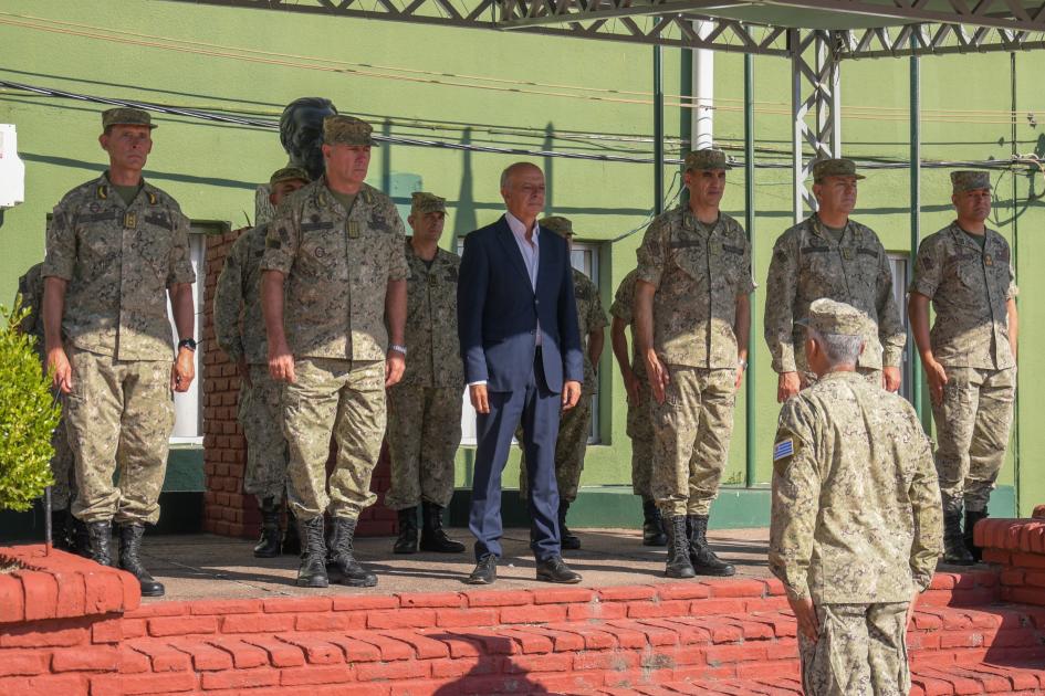 Ministro de Defensa Nacional junto a autoridades del Ejército