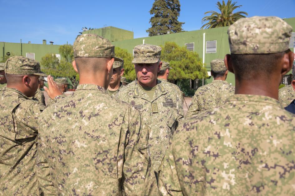 Comandante en Jefe del Ejército saludando a personal del Ejército