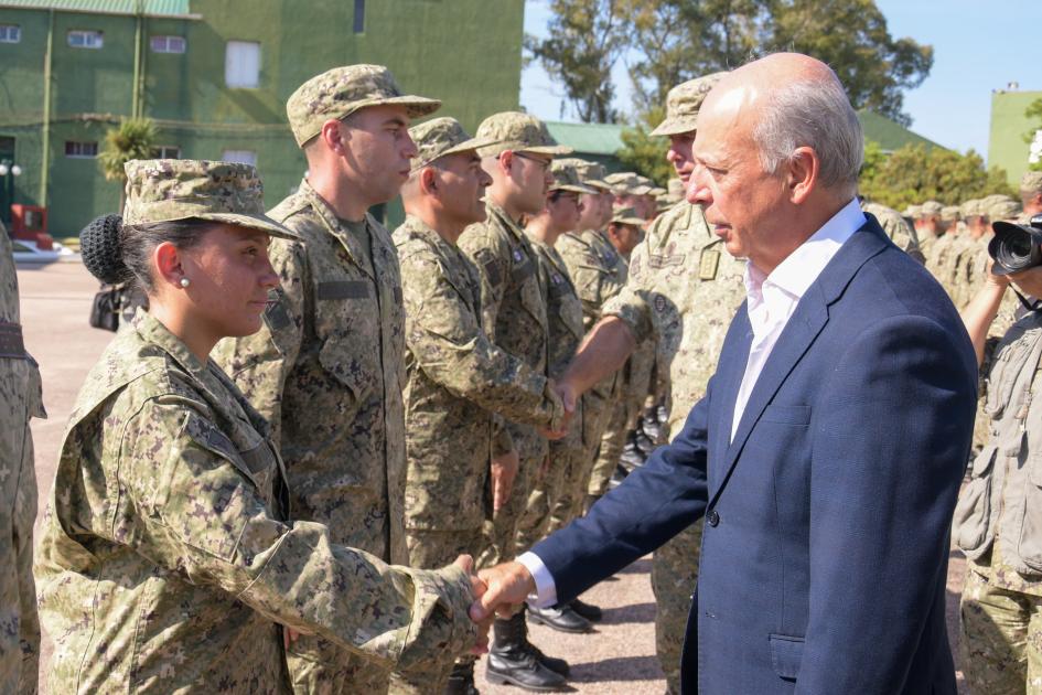 Ministro de Defensa Nacional saludando a personal del Ejército