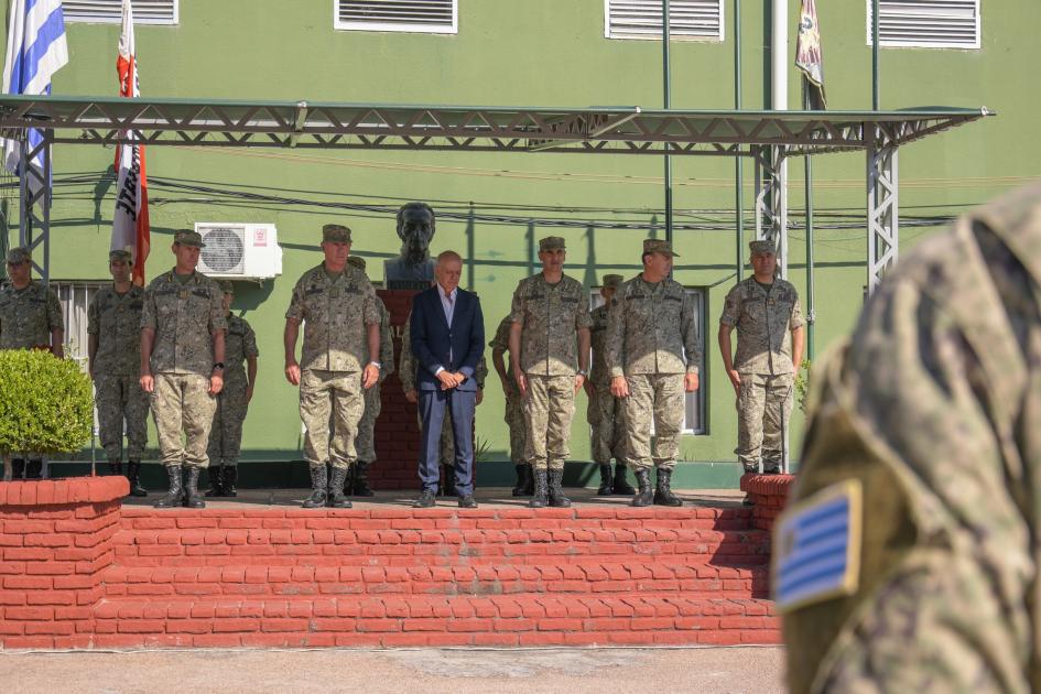 Ministro de Defensa Nacional junto a autoridades del Ejército