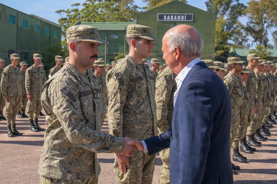 Ministro de Defensa Nacional saludando a personal del Ejército