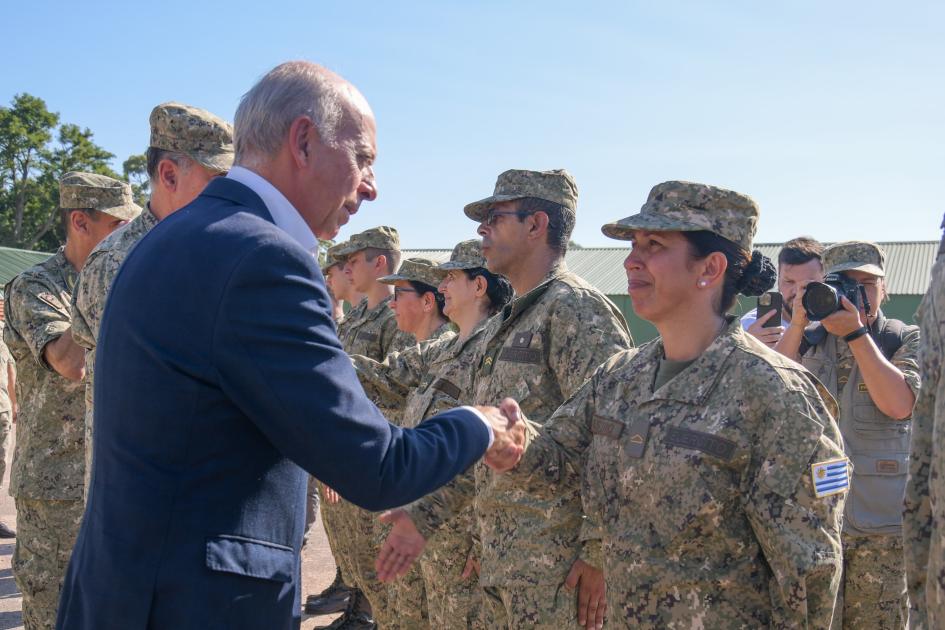 Ministro de Defensa Nacional saludando a personal del Ejército