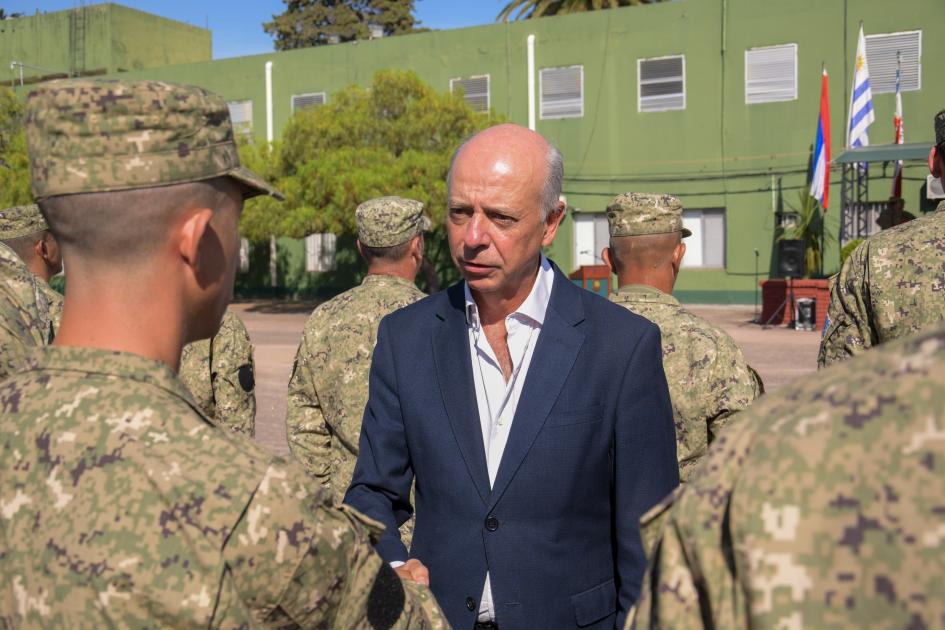 Ministro de Defensa Nacional saludando a personal del Ejército