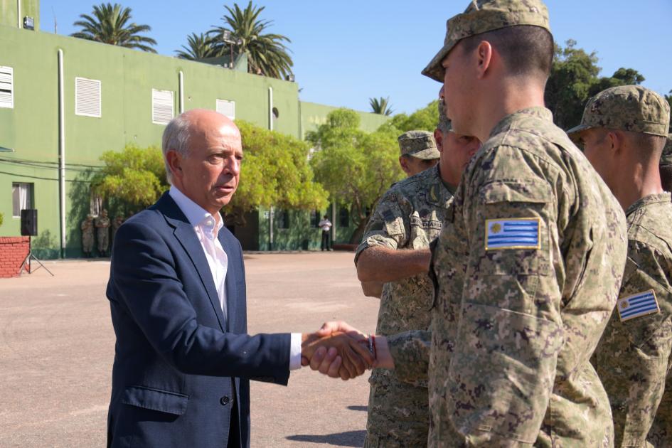 Ministro de Defensa Nacional saludando a personal del Ejército