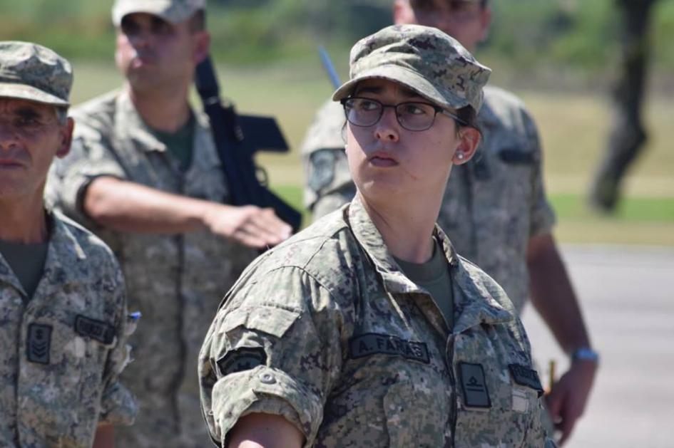 Mujer de las fuerzas armadas en servicio