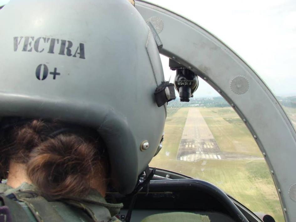 Mujer de las fuerzas armadas en servicio