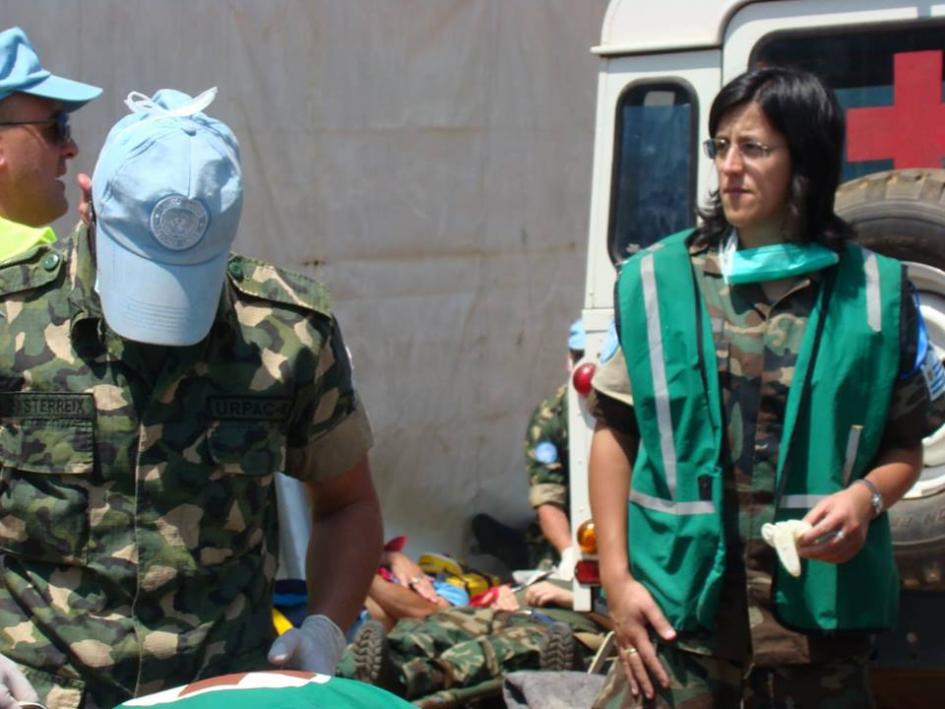 Mujer de las fuerzas armadas en servicio