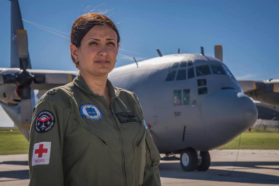 Mujer de las fuerzas armadas en servicio