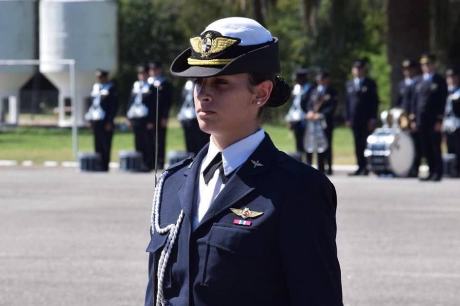 Mujer de las fuerzas armadas en servicio