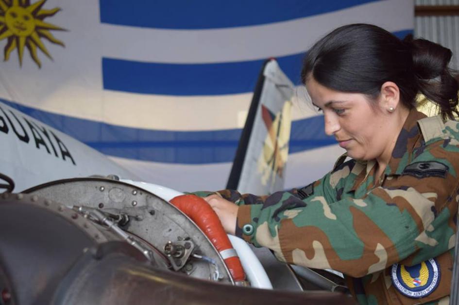 Mujer de las fuerzas armadas en servicio