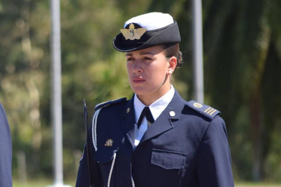 Mujer de las fuerzas armadas en servicio