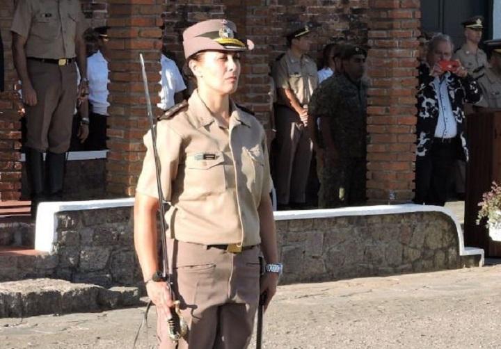 Teniente Coronel Lorena Cardozo asumiendo cargo de Jefe de Regimiento en el Ejército Nacional