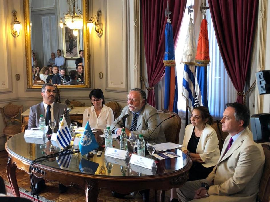 Autoridades en mesa de presentación: Director de Política de Defensa del MDN, Claudio Alonso, Coordinadora Residente de las Naciones Unidas en Uruguay, Mireia Villar Forner, Ministro de Defensa, Dr. José Bayardi, Representante del Fondo de las Naciones Unidas para la Infancia, Luz Ángela Melo, y Embajador británico en Uruguay, Ian Duddy