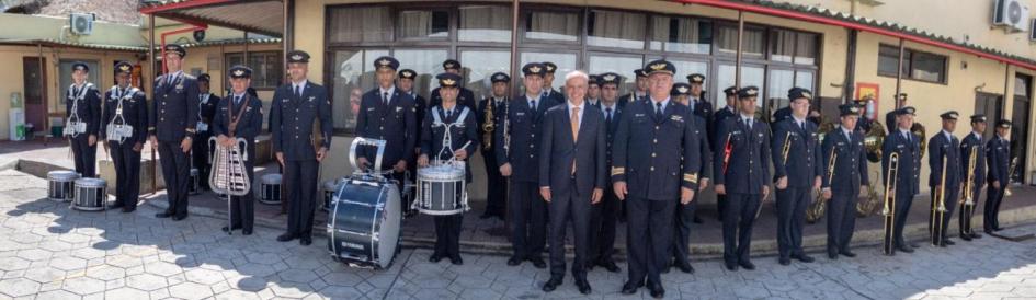 Ministro de Defensa, Javier García, con banda de músicos de la Fuerza Aérea
