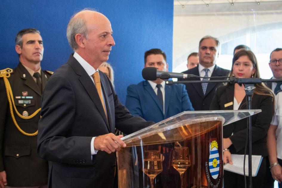 Ministro de Defensa, Javier García, en su discurso de asunción Ministro de Defensa, Javier García, en su discurso de asunción