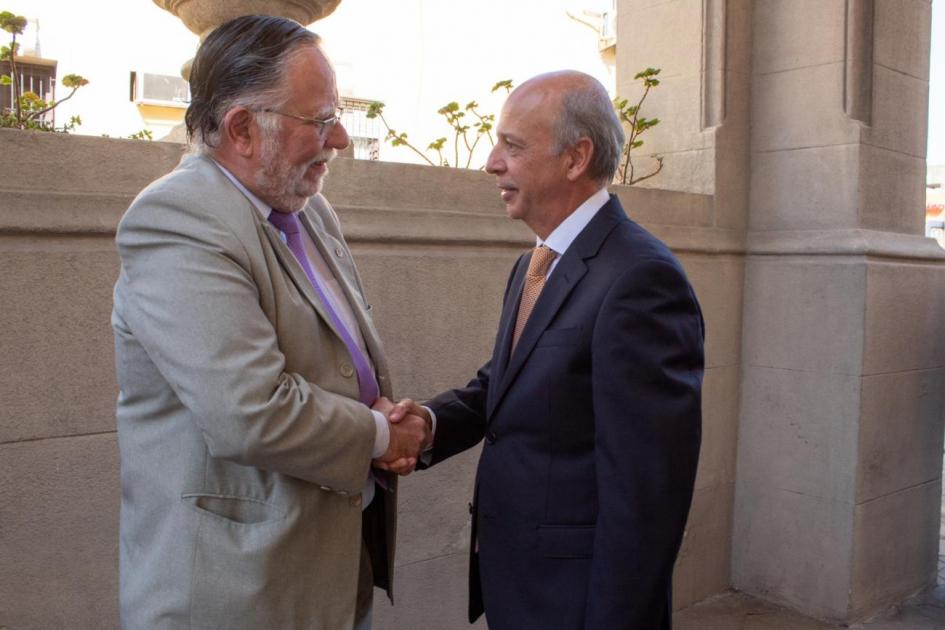 Ministro de Defensa, Javier García saluda a ministro saliente José Bayardi