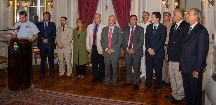 Directores asumiendo sus cargos Nuevos directores junto a autoridades del Ministerio de Defensa
