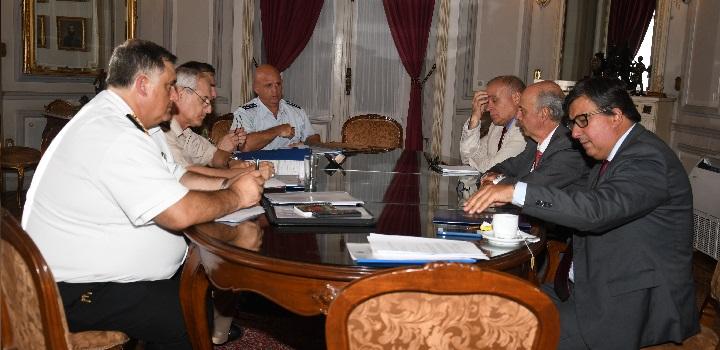 Reunión de trabajo Ministro de Defensa y subsecretario reunido con los comandantes en jefe de las tres fuerzas y el jefe del ESMADE