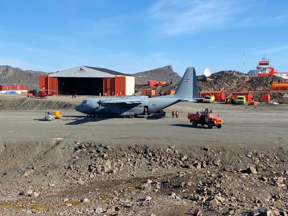 Aeronave C-130 Hércules luego de aterrizar en la Antártida