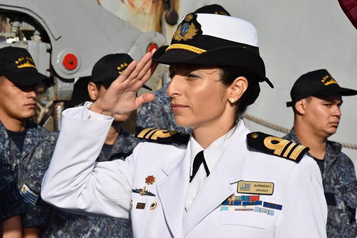 Capitán de Corbeta Valeria Sorrenti saludando