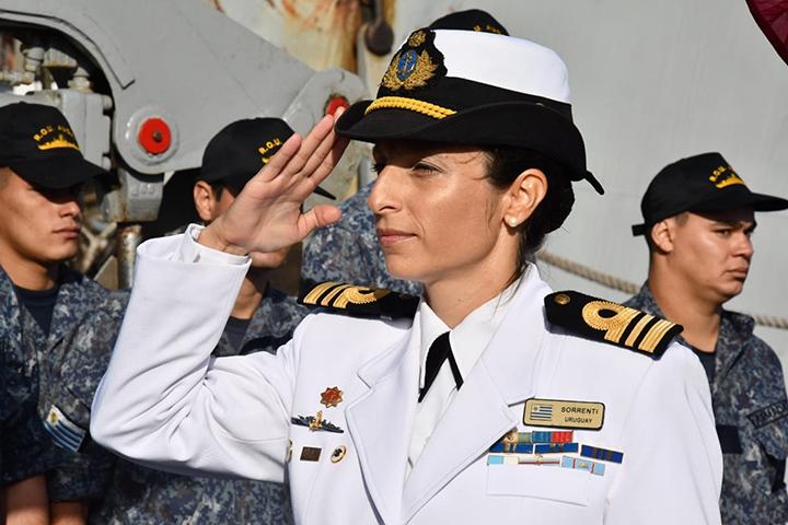 Asunción de la Comandante del Barreminas “Audaz” Capitán de Corbeta Valeria Sorrenti saludando