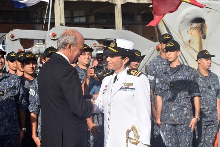 Asunción de la Comandante del Barreminas “Audaz” Capitán de Corbeta Valeria Sorrenti saludando al Ministro
