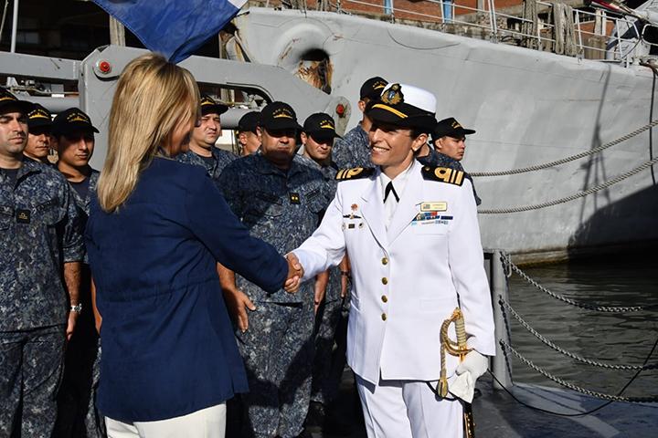 Capitán de Corbeta Valeria Sorrenti saludando a la Vicepresidenta