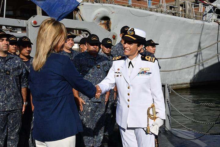 Asunción de la Comandante del Barreminas “Audaz” Capitán de Corbeta Valeria Sorrenti saludando a la Vicepresidenta