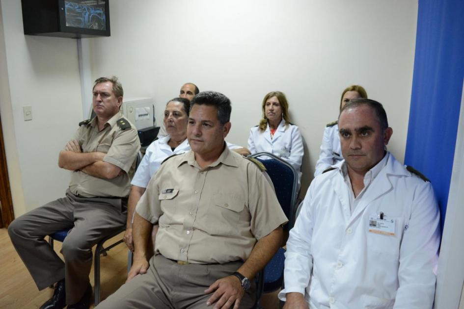 Médicos y autoridades de Sanidad Militar asistiendo a video conferencia