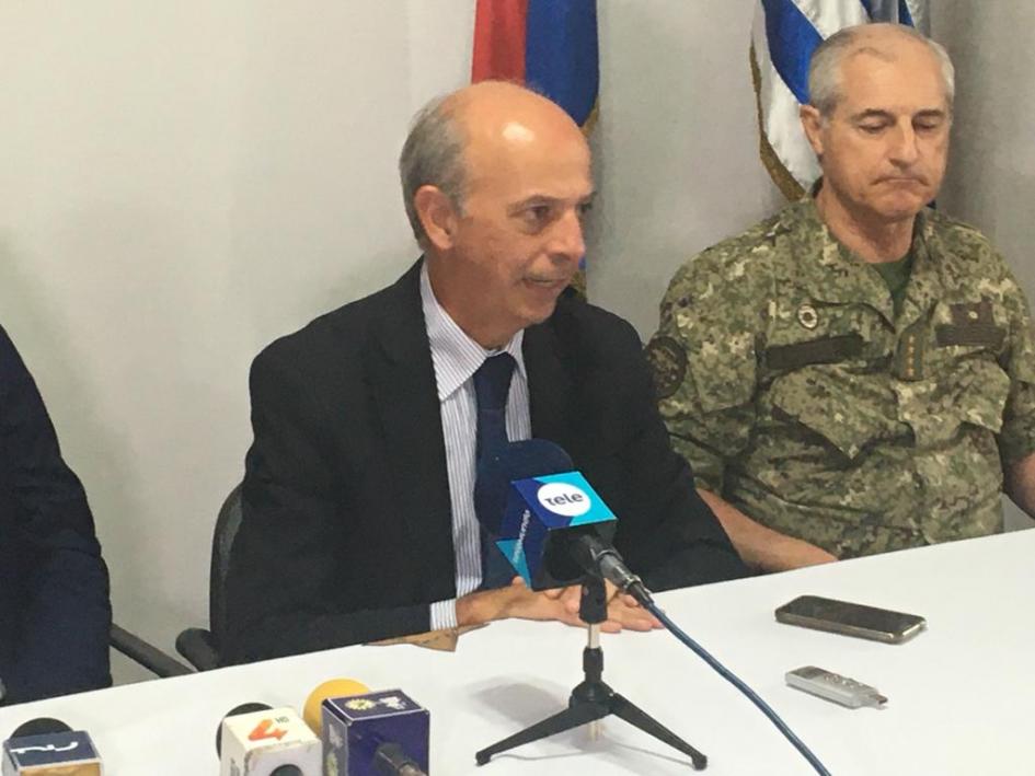 Ministro de Defensa y Comandante en Jefe de la Fuerza Aérea en conferencia