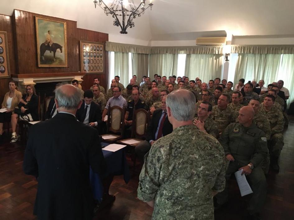 Ministro Javier García y Jefe del ESMADE en charla a oficiales