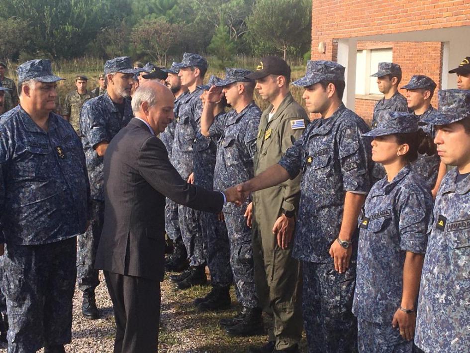 Ministro de Defensa Nacional, Javier García saludando a autoridades militares