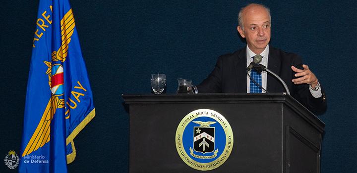 Ministro de Defensa, Javier García Ministro de Defensa Nacional, Javier García, dando discurso