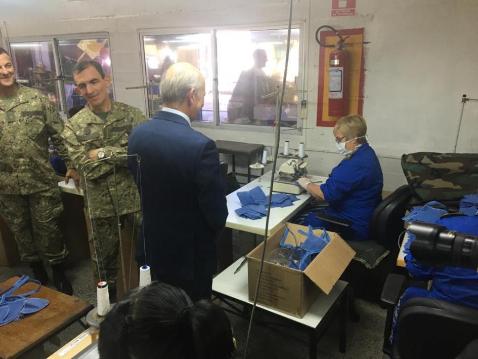 Personal militar fabricando tapabocas Personal militar fabricando tapabocas