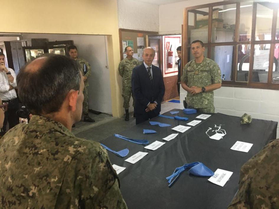 Autoridades del MDN recorriendo el Servicio de Intendencia del Ejército Ministro de Defensa y Comandante en Jefe del Ejército