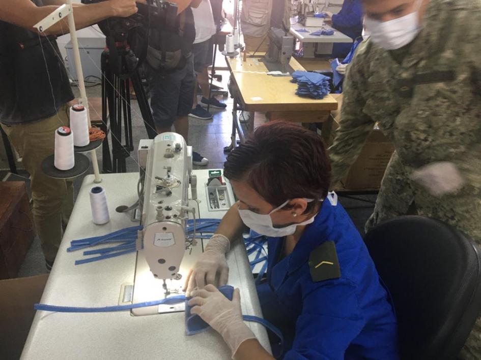 Personal militar fabricando tapabocas Personal militar fabricando tapabocas
