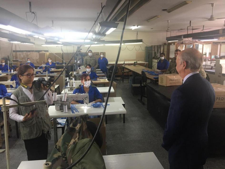 Ministro de Defensa, Javier García, saludando al personal militar que fabrica los tapabocas Ministro de Defensa, Javier García, saludando al personal que fabrica los tapabocas