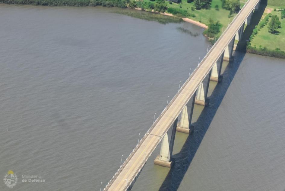 Barco de la Armada Nacional realizando patrullaje militar en la frontera