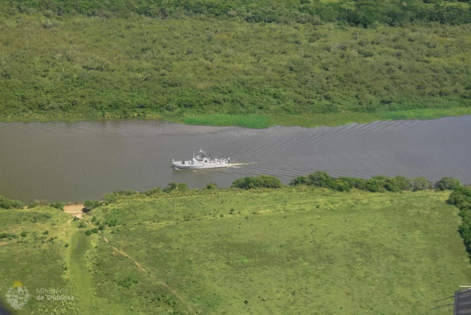 Patrullaje militar en la frontera Barco de la Armada Nacional realizando patrullaje militar en la frontera