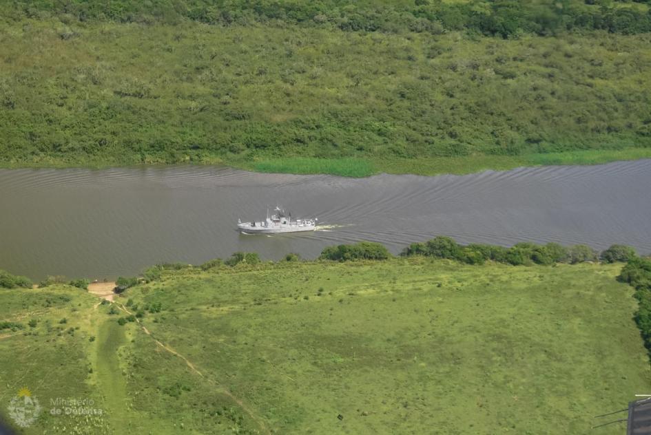 Barco de la Armada Nacional realizando patrullaje militar en la frontera