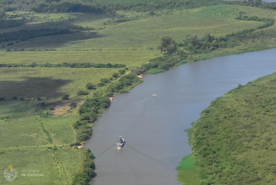 Barco de la Armada Nacional realizando patrullaje militar en la frontera