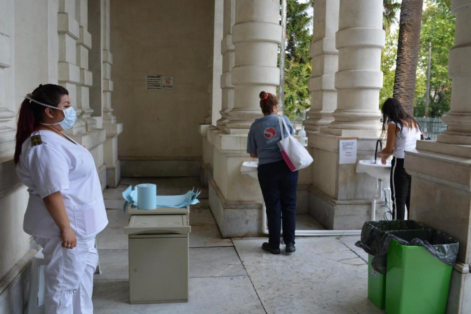 Lavatorios de manos en puerta de entrada a Hospital Militar