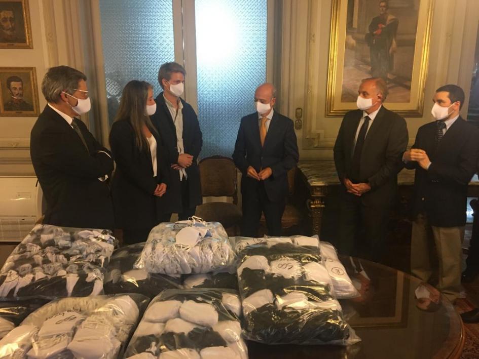 Autoridades del MDN recibiendo donación de tapabocas Autoridades del MDN recibiendo donación de tapabocas