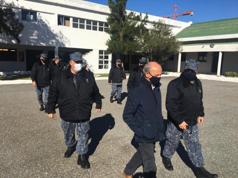 Ministro García recorriendo la Escuela de Especialidades de la Armada