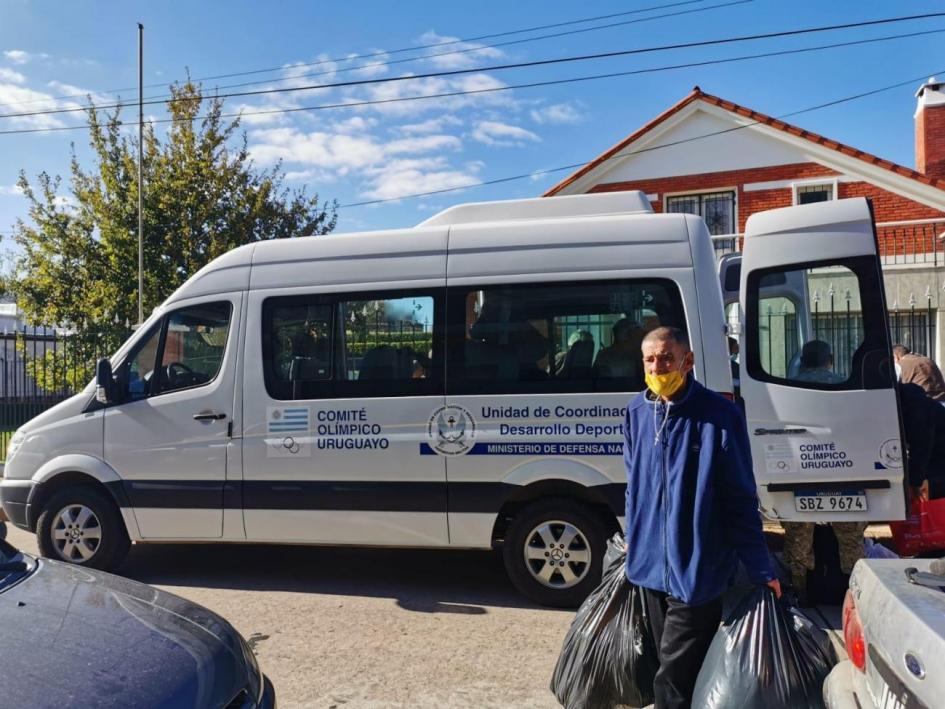 Traslado de 29 personas que el MIDES había alojado temporalmente en el Palacio Peñarol hasta su nuevo hogar en Sayago Traslado de 29 personas que el MIDES había alojado temporalmente en el Palacio Peñarol hasta su nuevo hogar en Sayago