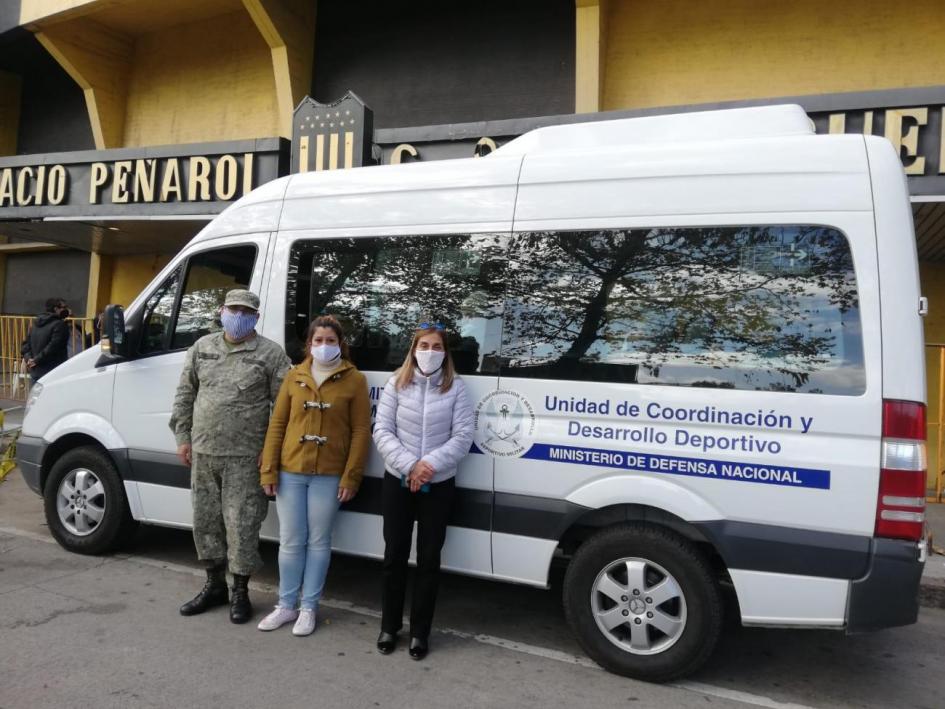 Traslado de 29 personas que el MIDES había alojado temporalmente en el Palacio Peñarol hasta su nuevo hogar en Sayago